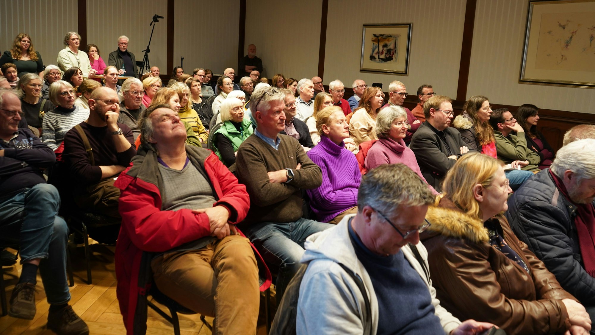 Das Foto zeigt einen voll belegten Saal.