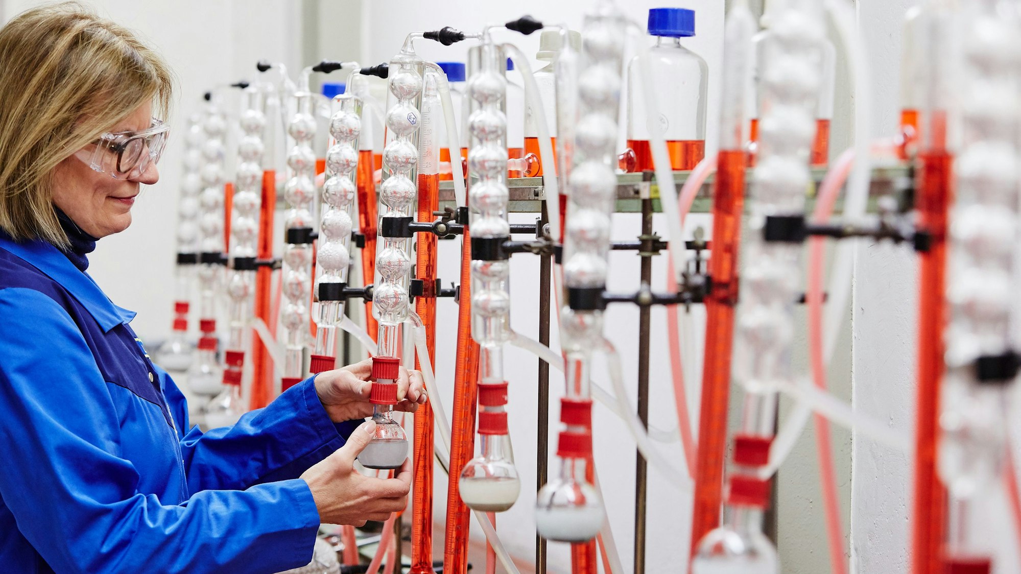 Auf dem Bild ist eine Frau in einem Labor zu sehen.