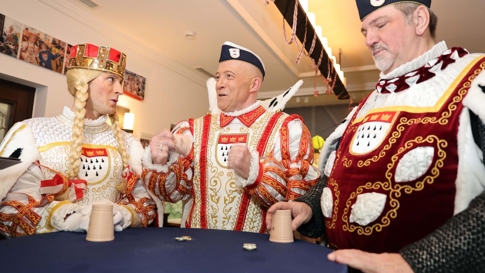 Beim Knobeln mit Kronkorken geht Prinz René in Führung.