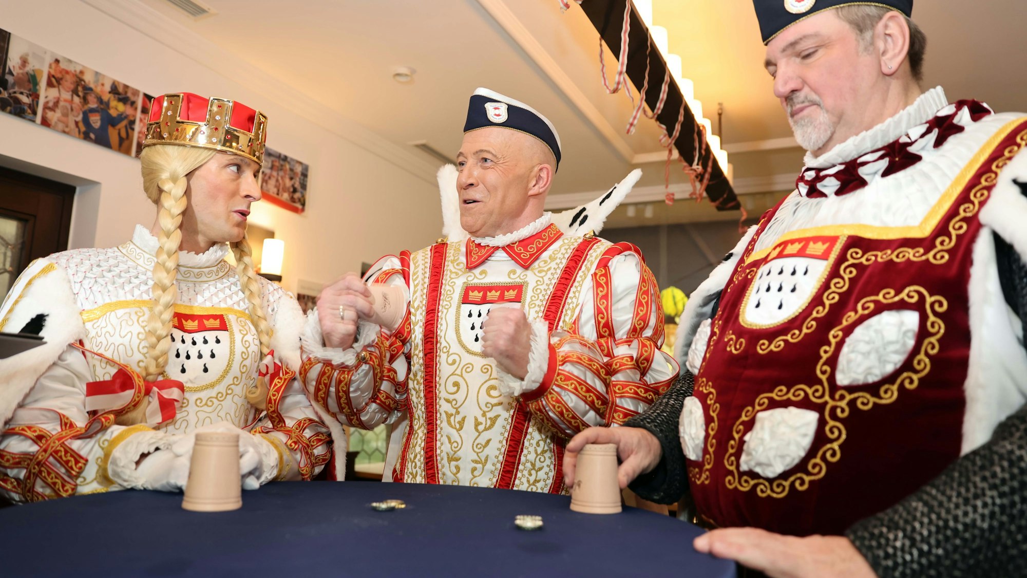 Beim Knobeln mit Kronkorken geht Prinz René in Führung.