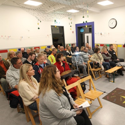 Die Gemeinde Neunkirchen-Seelscheid hat in einer Anwohnerversammlung die Anwohner über die geplante Unterkunft für Geflüchtete informiert. Bürgermeisterin Nicole Berka beantwortete Fragen.