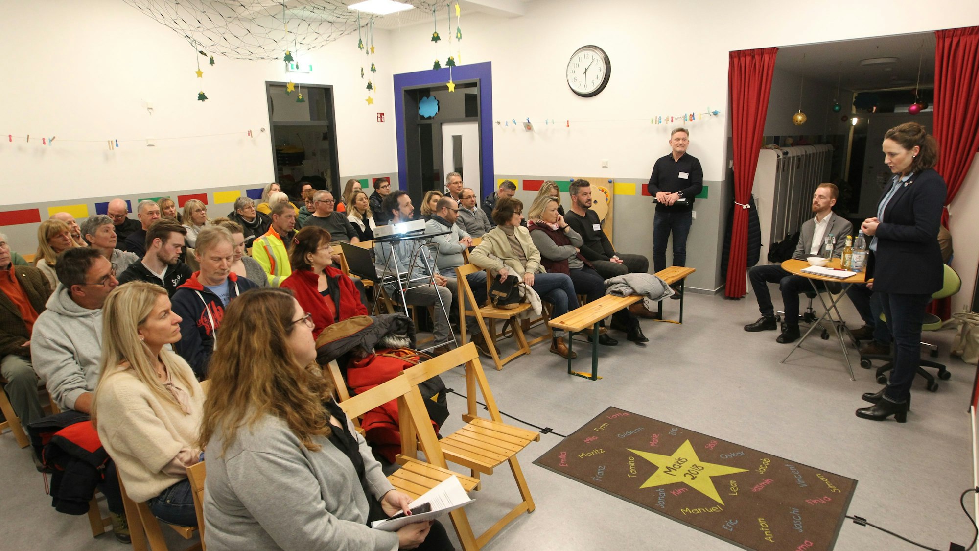 Die Gemeinde Neunkirchen-Seelscheid hat in einer Anwohnerversammlung die Anwohner über die geplante Unterkunft für Geflüchtete informiert. Bürgermeisterin Nicole Berka beantwortete Fragen.