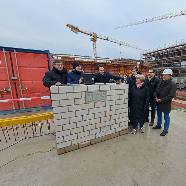 Bürgermeister Matthias Großgarten und Vertreter der beteiligten Schulen haben jetzt den Grundstein für die Erweiterung des Schulzentrums Nord gelegt.