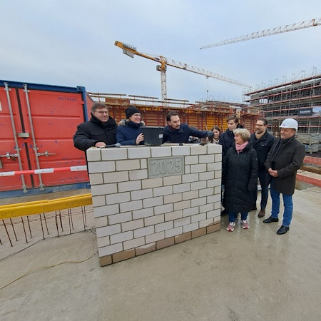 Bürgermeister Matthias Großgarten und Vertreter der beteiligten Schulen haben jetzt den Grundstein für die Erweiterung des Schulzentrums Nord gelegt.