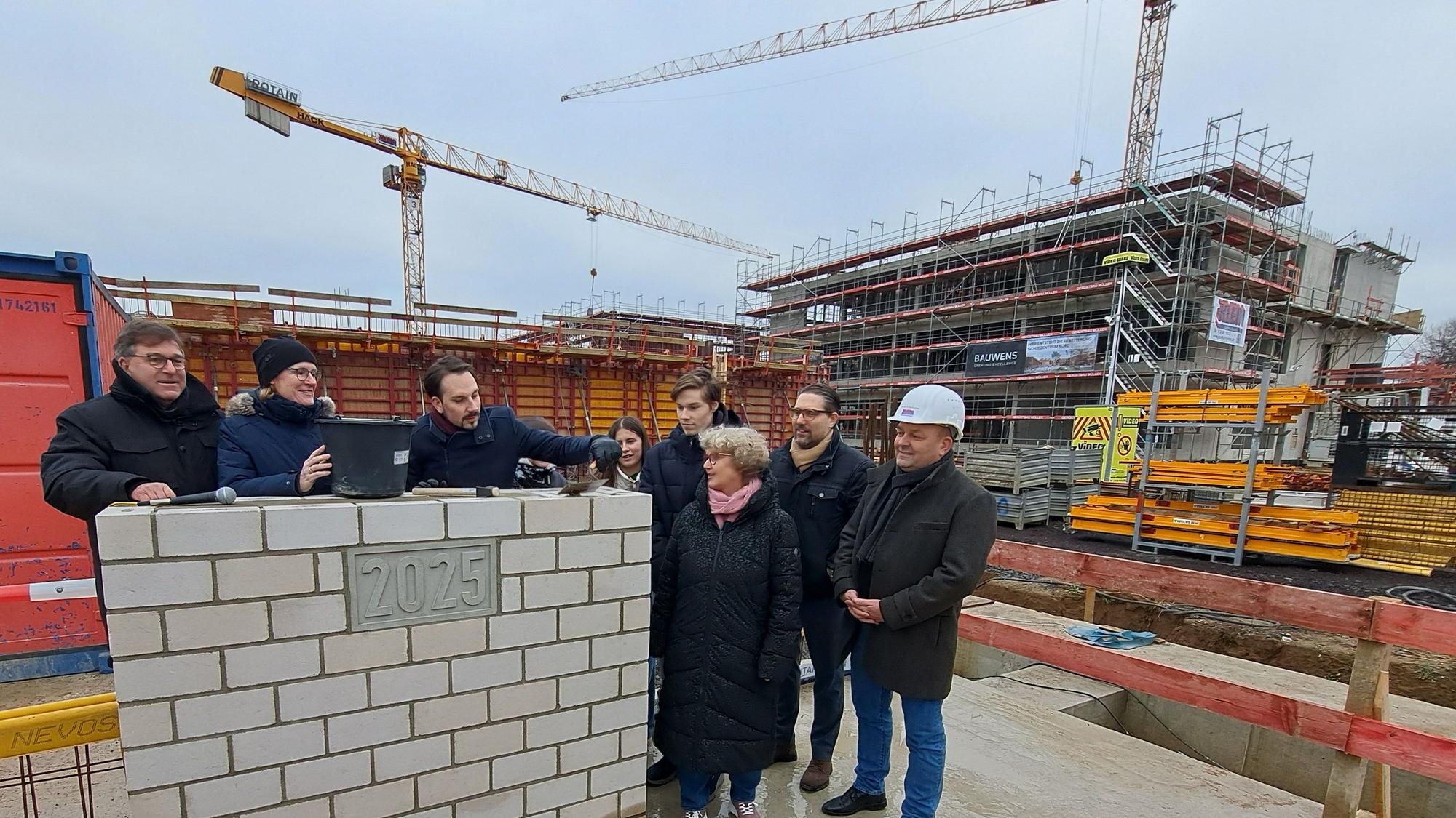 Bürgermeister Matthias Großgarten und Vertreter der beteiligten Schulen haben jetzt den Grundstein für die Erweiterung des Schulzentrums Nord gelegt.