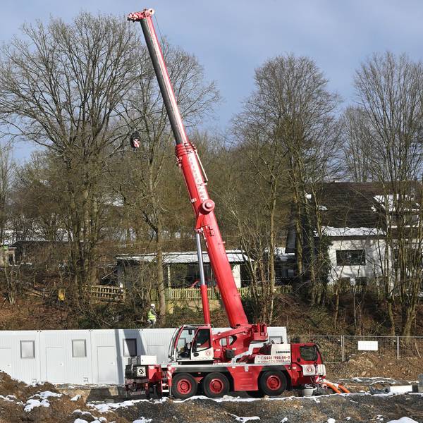 In Kürten-Broch werden die neuen Wohncontainer aufgestellt.