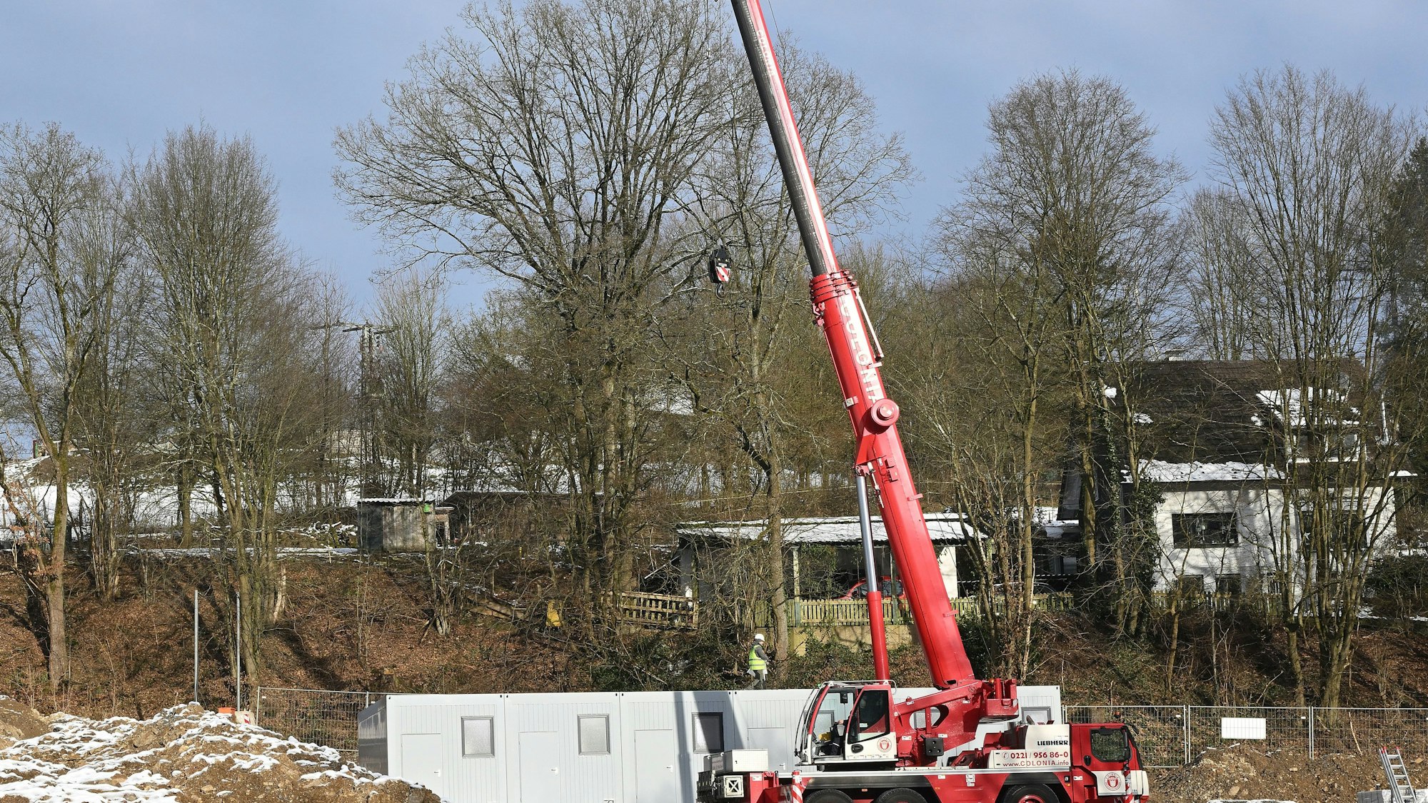 In Kürten-Broch werden die neuen Wohncontainer aufgestellt.