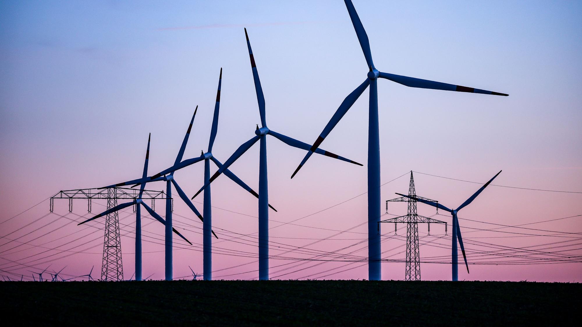 Windkraftanlagen und Hochspannungsleitungen