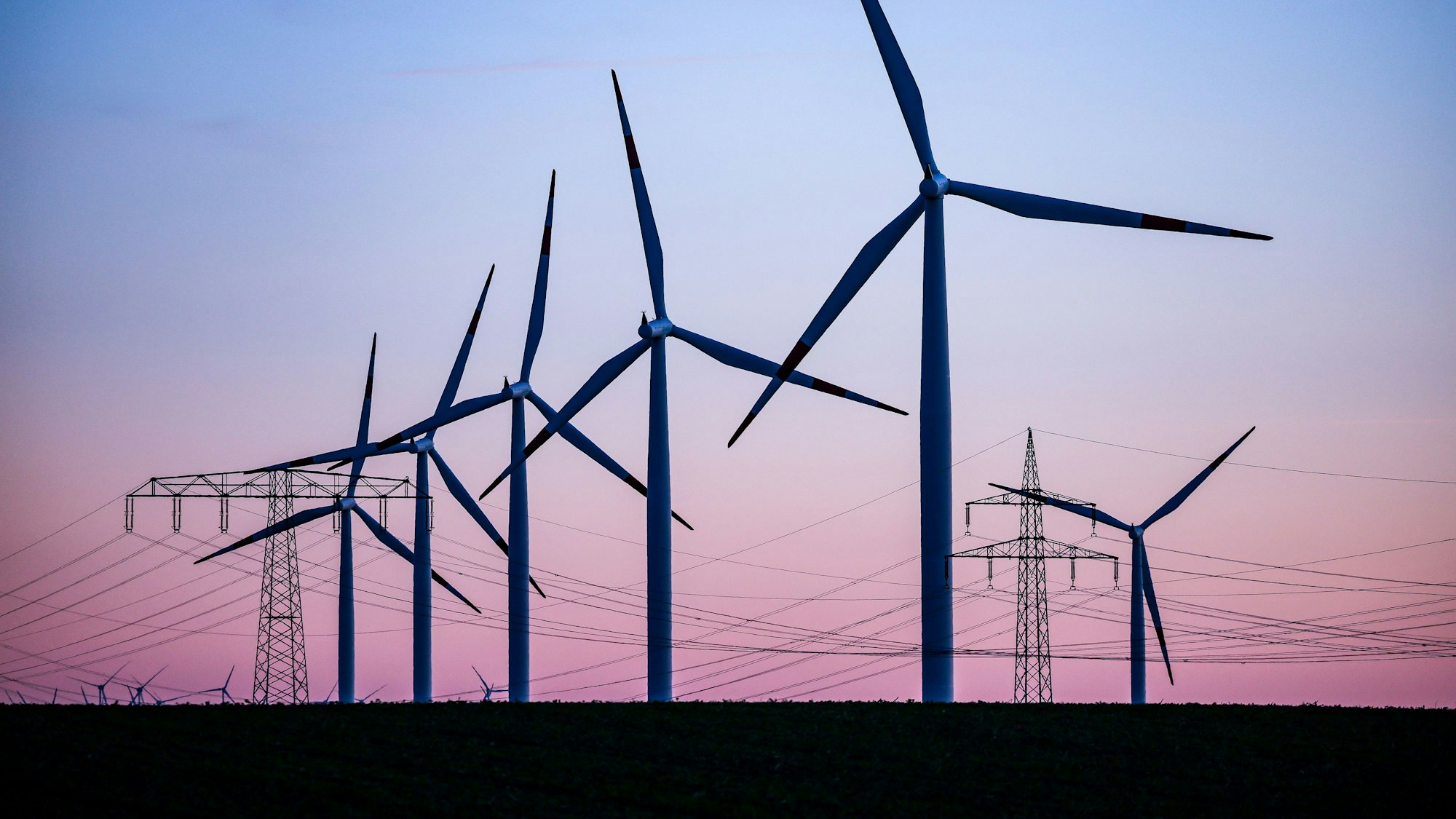 Windkraftanlagen und Hochspannungsleitungen