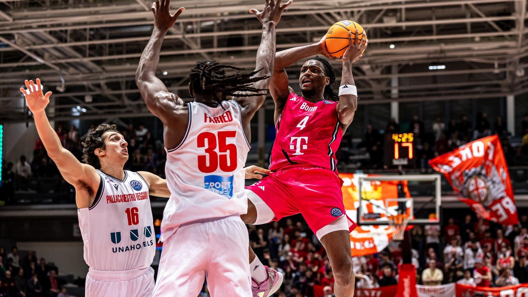 Phlandrous Fleming (r.) konnte die Niederlage auch mit 17 Punkten, 6 Rebounds und 7 Assists nicht verhindern.
