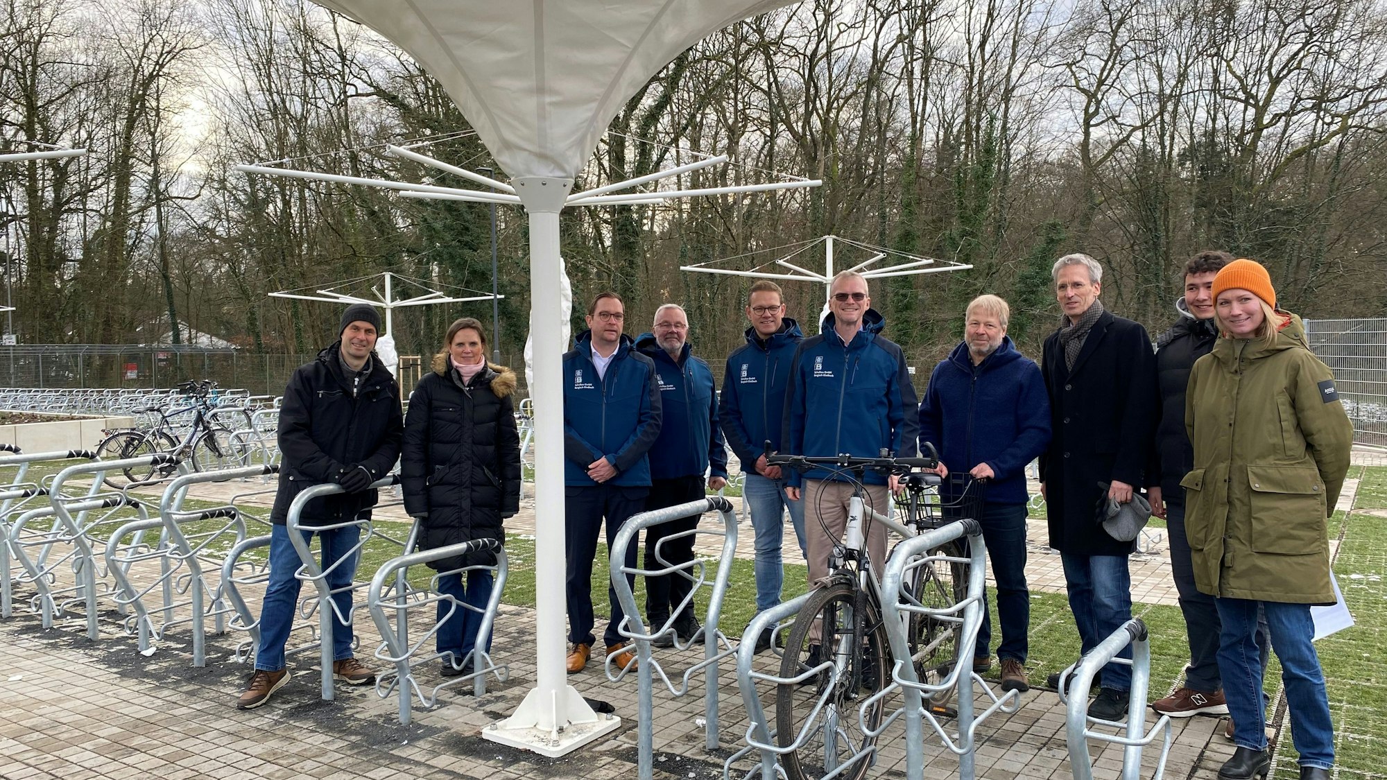 Vertreter von Stadt und Schulen an den neuen Abstellplätzen.