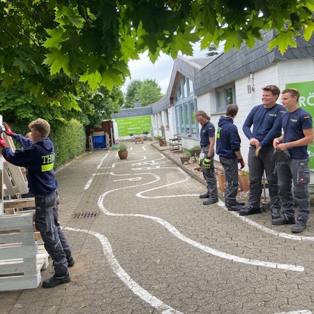 Die Porzer Bürgerstiftung bringt Unternehmen und soziale Einrichtungen zusammen, wenn am Aktionstag Mitarbeiter von Firmen und Organisationen in unterschiedlichen Einrichtungen dabei helfen, Projekte zu verwirklichen, hier bei Arbeiten in der Gartenanlage einer Kita in Wahn.