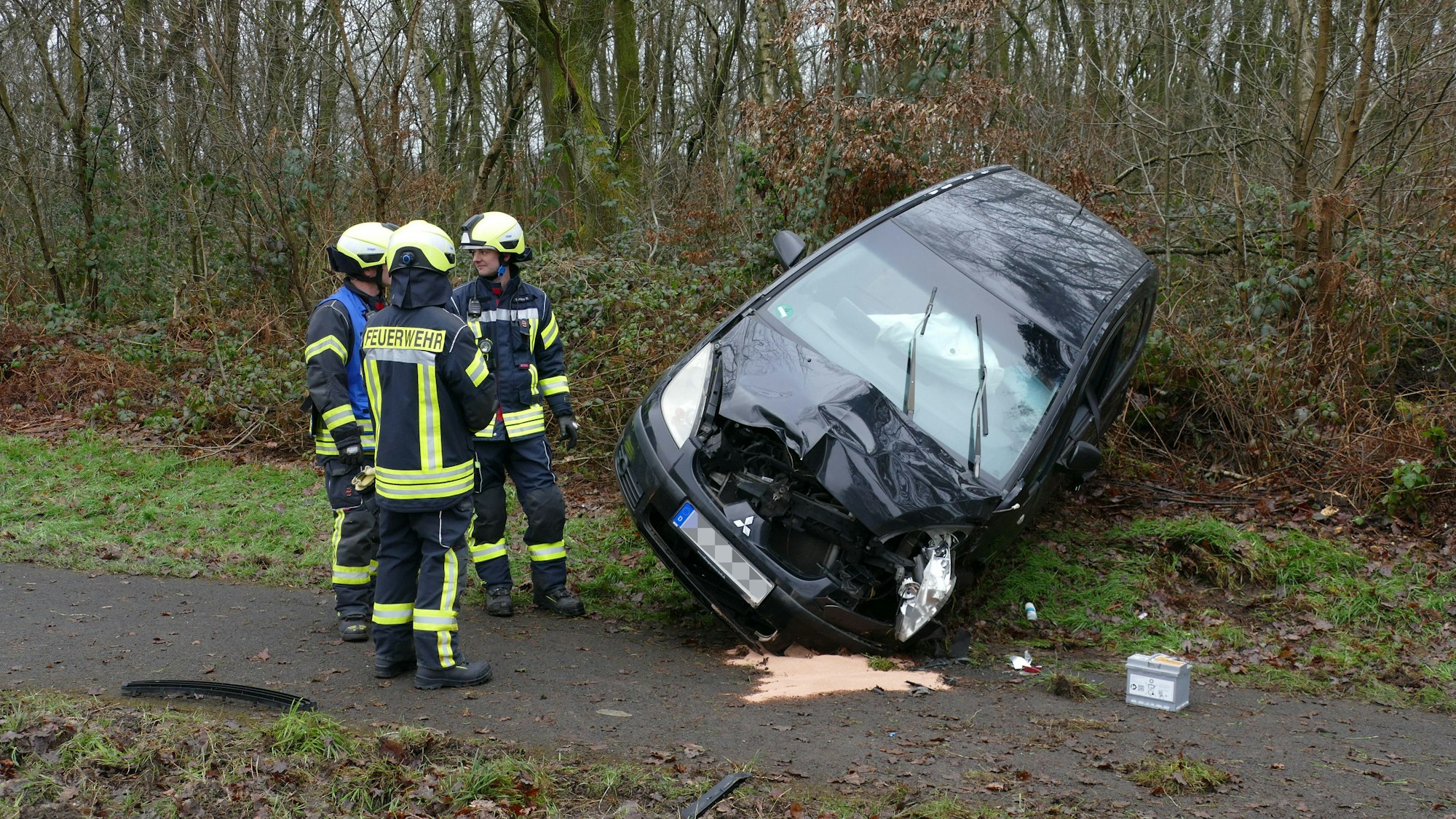 Ein Unfallwagen hängt in einer Böschung.