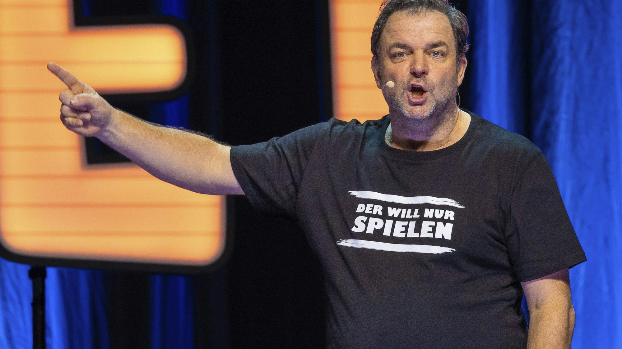 Das Bild zeigt Martin Rütter bei einem Auftritt in Erfurt mit seinem Programm „Der will nur spielen!“. (Archivbild)