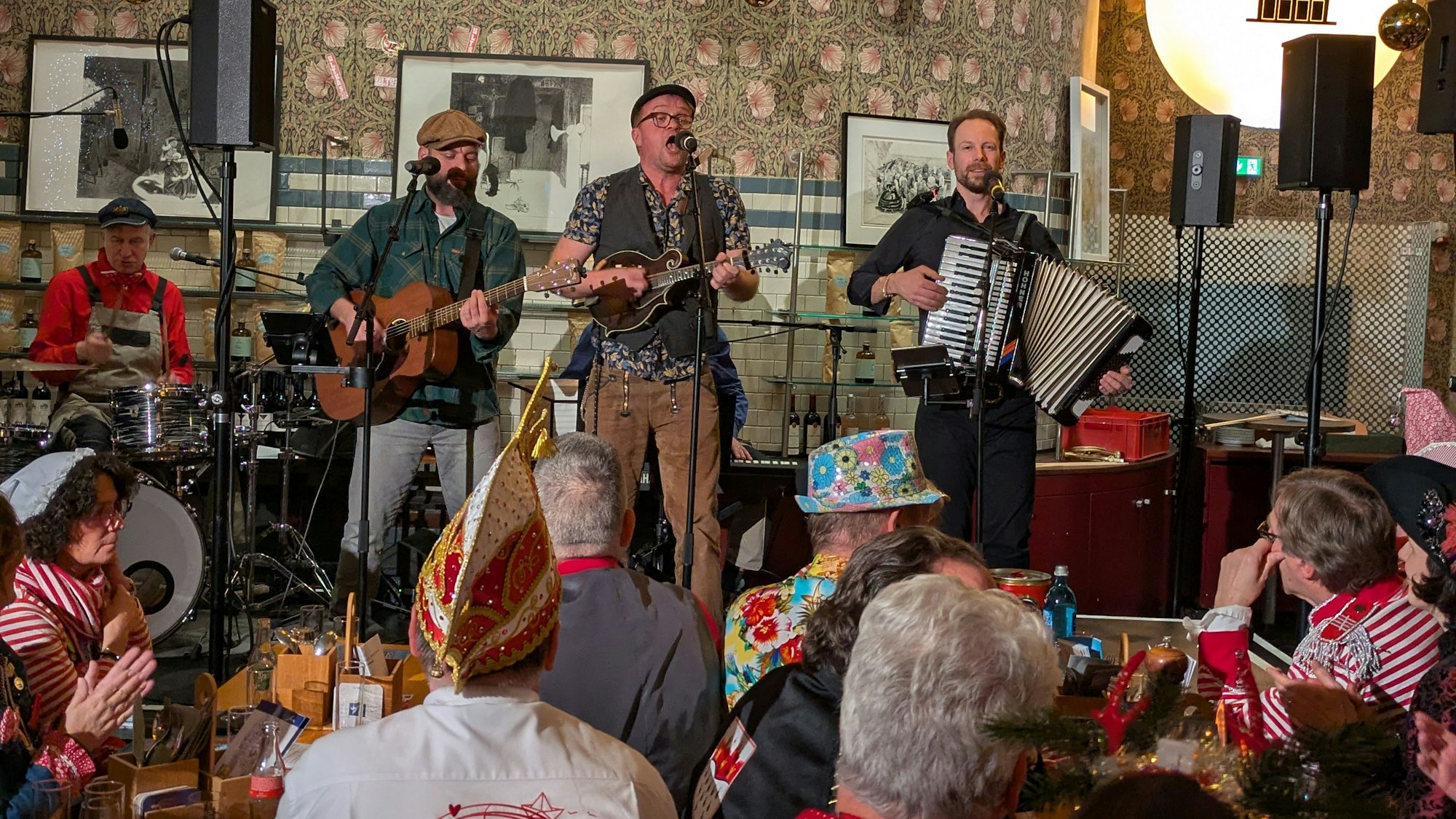 Die Band Halvlang sorgte für den Abschluss des Premierenabends.