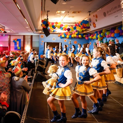 Schwungvoller kann ein Auftakt kaum sein: Vor vollem Saal feierte die Rundschau-Sitzung „Ärm en Ärm“ Premiere, mit vielen prominenten Gästen.