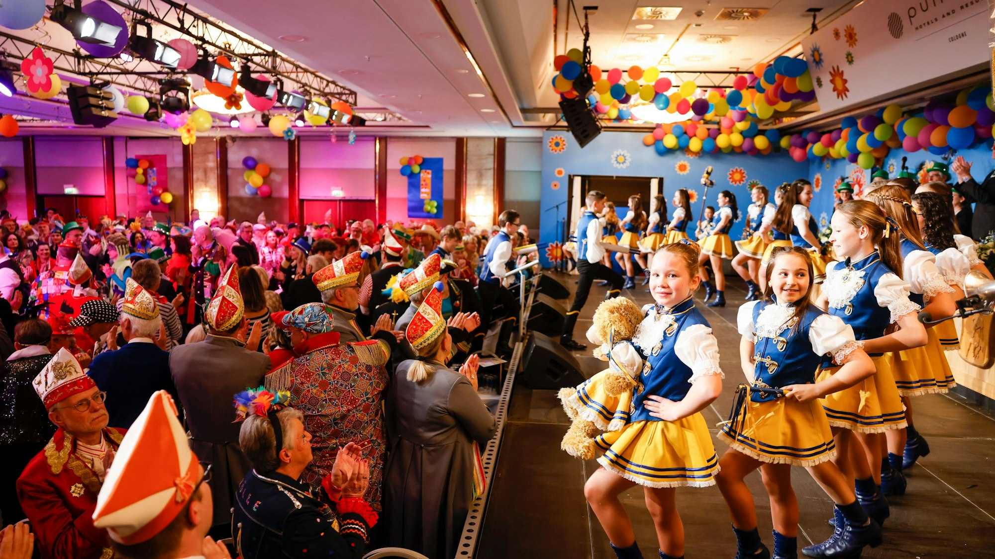 Schwungvoller kann ein Auftakt kaum sein: Vor vollem Saal feierte die Rundschau-Sitzung „Ärm en Ärm“ Premiere, mit vielen prominenten Gästen.