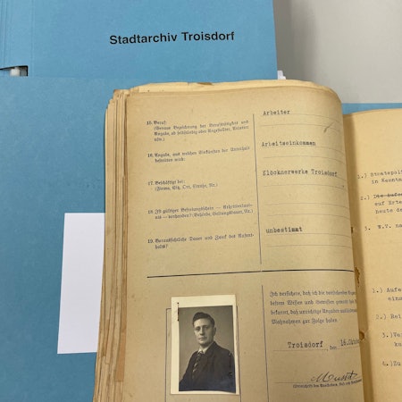 Akten des Troisdorfer Stadtarchivs zu Zwangsarbeiterinnen und Zwangsarbeitern sind mit finanzieller Unterstützung der Bund-Länder-Mittel für die Nachwelt gesichert worden.