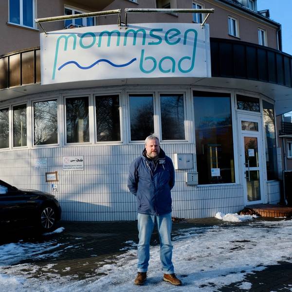 Marcel Hövelmann von der Ratsgruppe Gut & Klimafreund vor dem leerstehendem Mommsenbad.