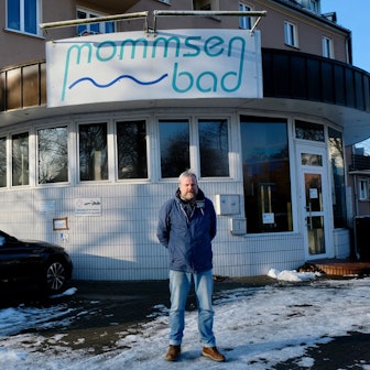 Marcel Hövelmann von der Ratsgruppe Gut & Klimafreund vor dem leerstehendem Mommsenbad.