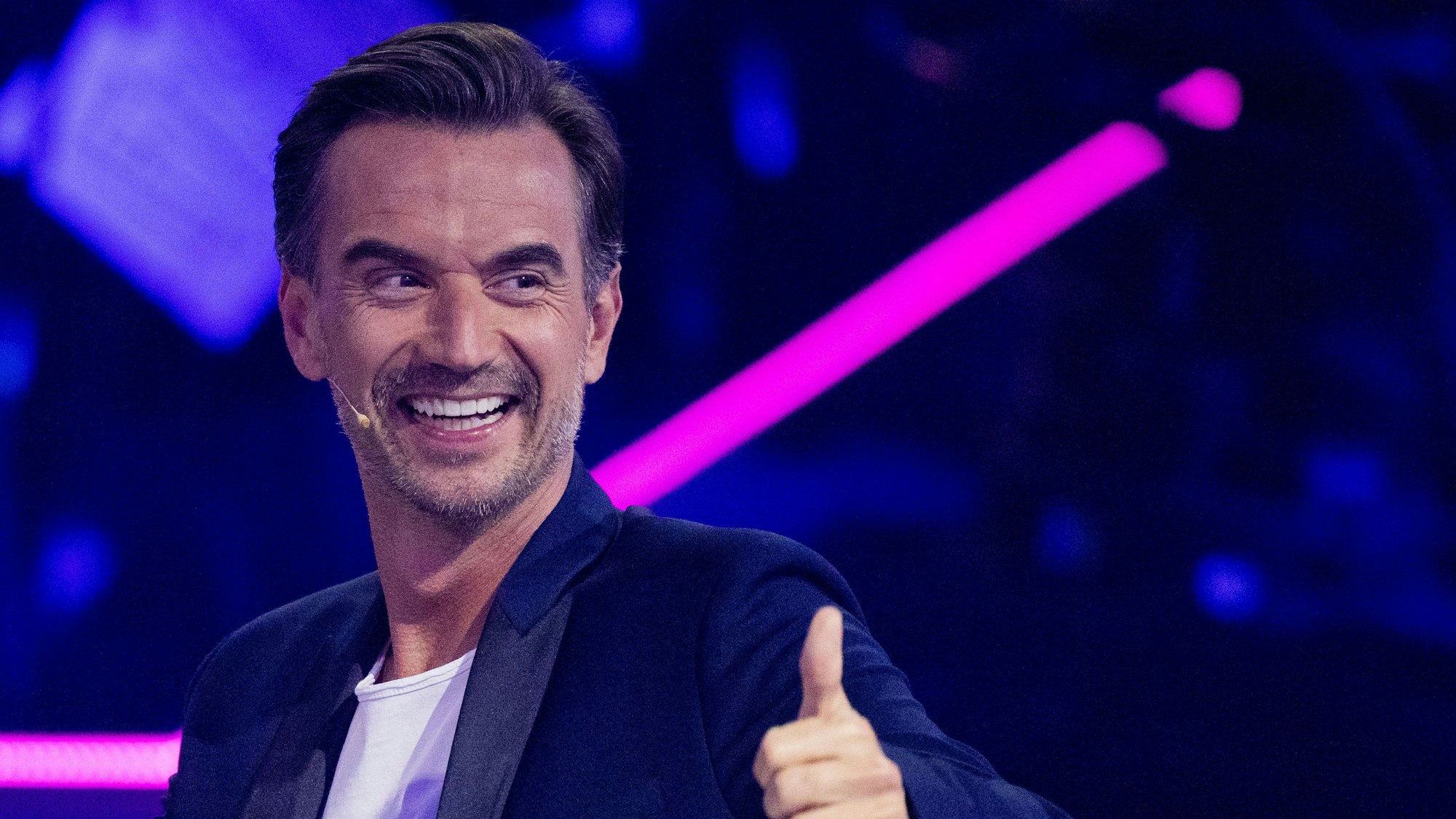 Florian Silbereisen sitzt beim Vorentscheid „Eurovision Song Contest 2023 - Unser Lied für Liverpool“ vor der Bühne.