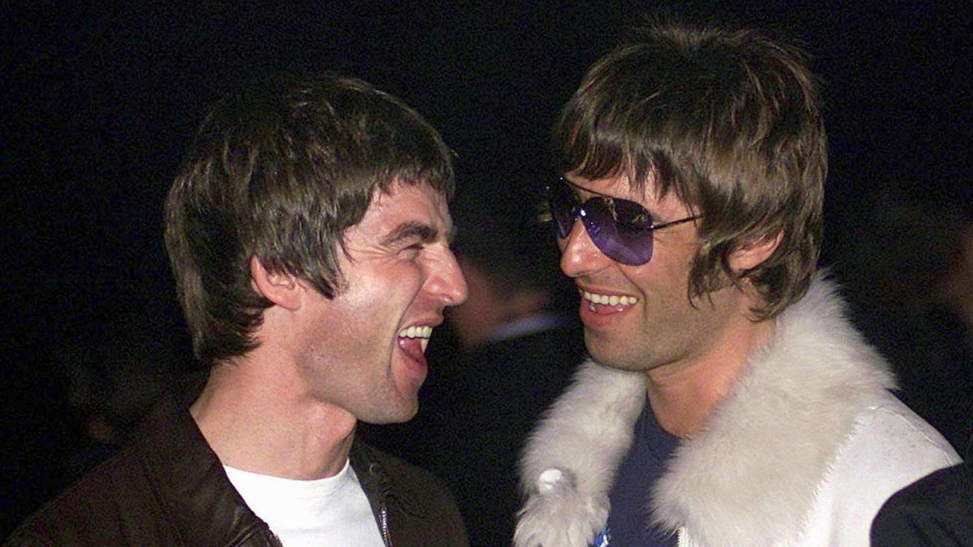 Die Brüder Noel (l) und Liam Gallagher von der Band Oasis lachen bei der Verleihung der NME Carling Awards.