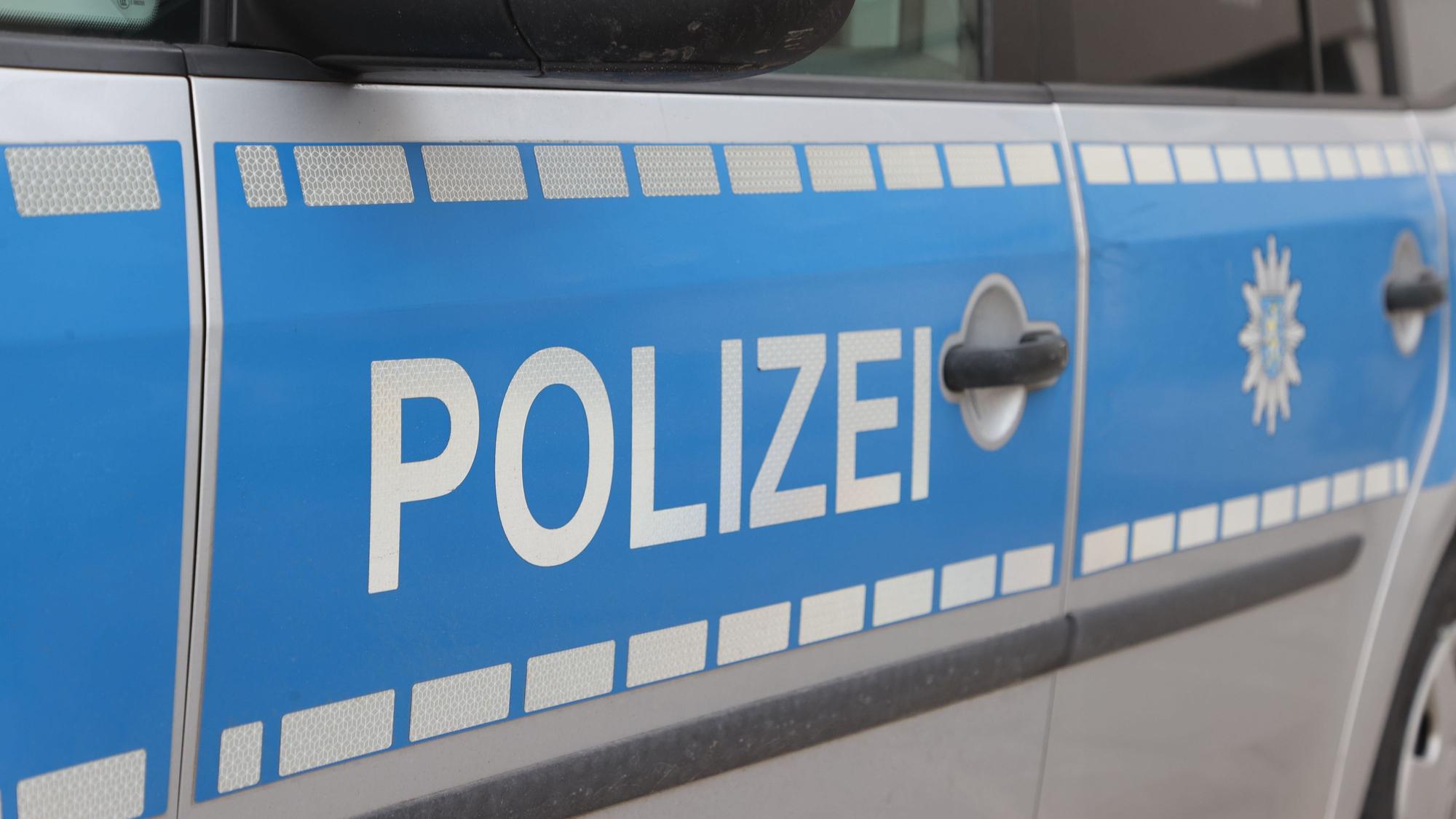 Das Foto zeigt einen Streifenwagen mit der Aufschrift „Polizei“.