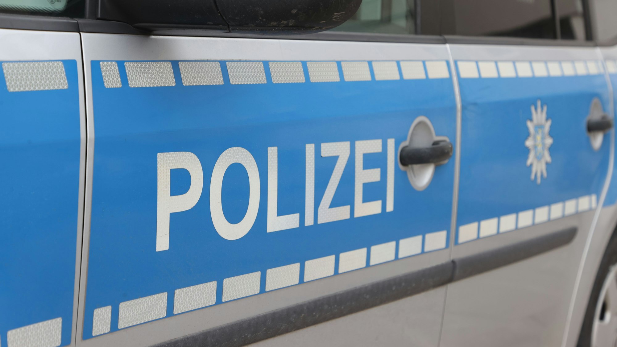 Das Foto zeigt einen Streifenwagen mit der Aufschrift „Polizei“.