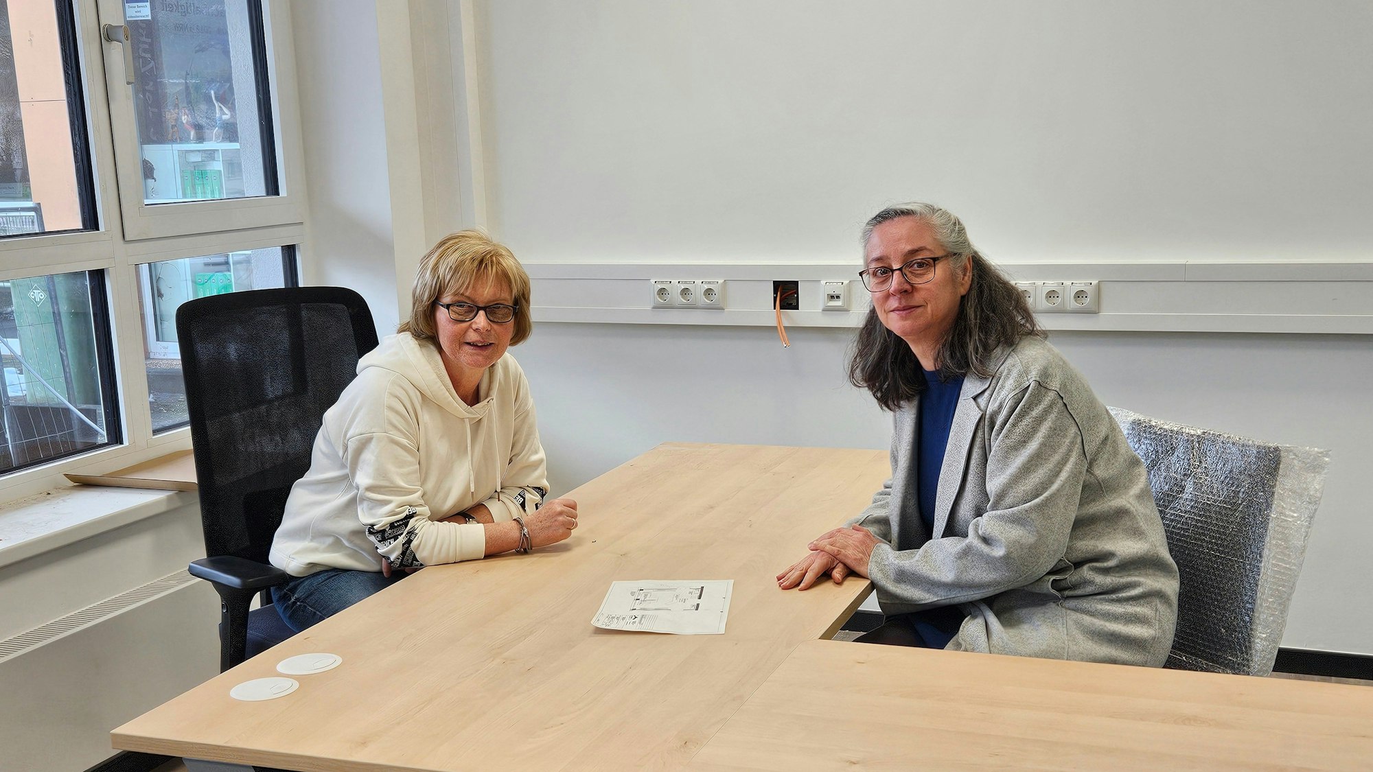 Birgit Dietrich (l.) und Elisabeth Tapp sitzen an einem der neuen Schreibtische.