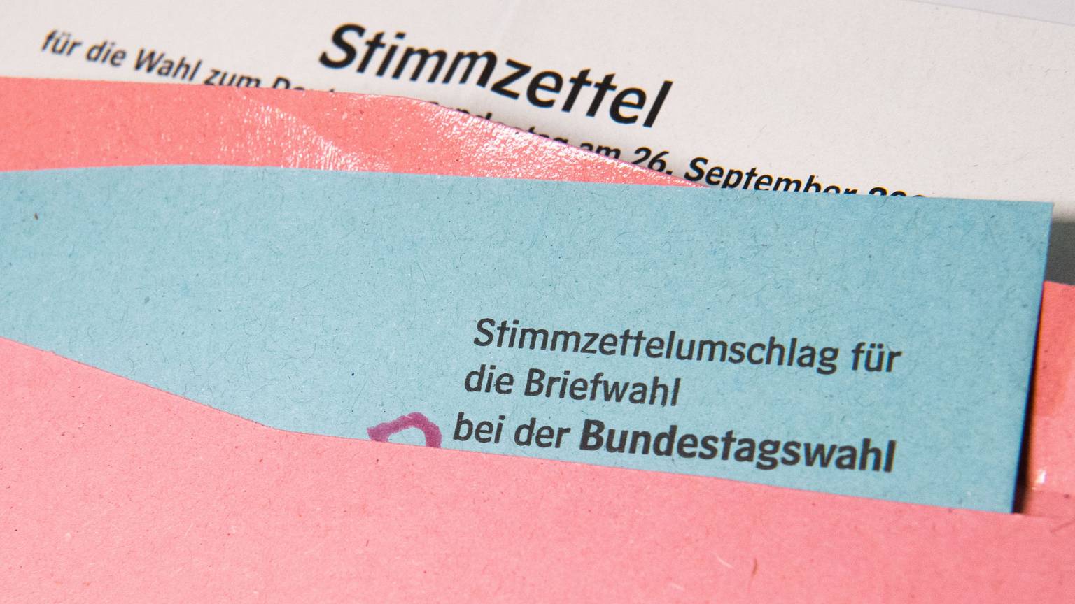 ARCHIV - 18.08.2021, Niedersachsen, Hannover: ILLUSTRATION - Ein Muster eines Stimmzettelumschlags für die Briefwahl bei der Bundestagswahl