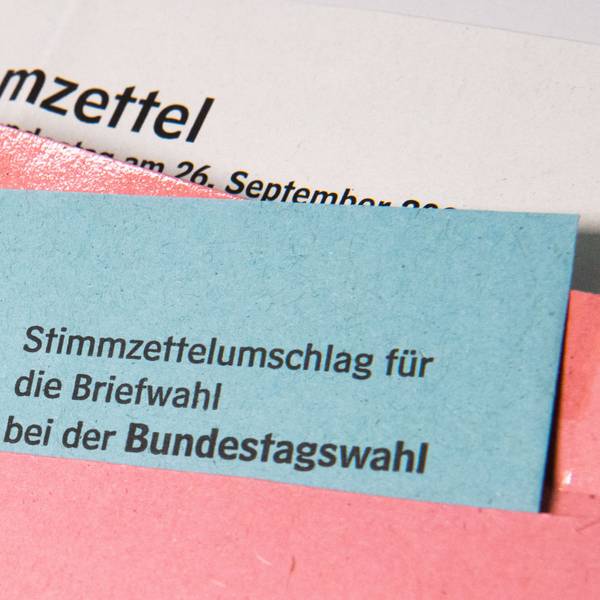 ARCHIV - 18.08.2021, Niedersachsen, Hannover: ILLUSTRATION - Ein Muster eines Stimmzettelumschlags für die Briefwahl bei der Bundestagswahl