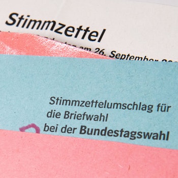 ARCHIV - 18.08.2021, Niedersachsen, Hannover: ILLUSTRATION - Ein Muster eines Stimmzettelumschlags für die Briefwahl bei der Bundestagswahl