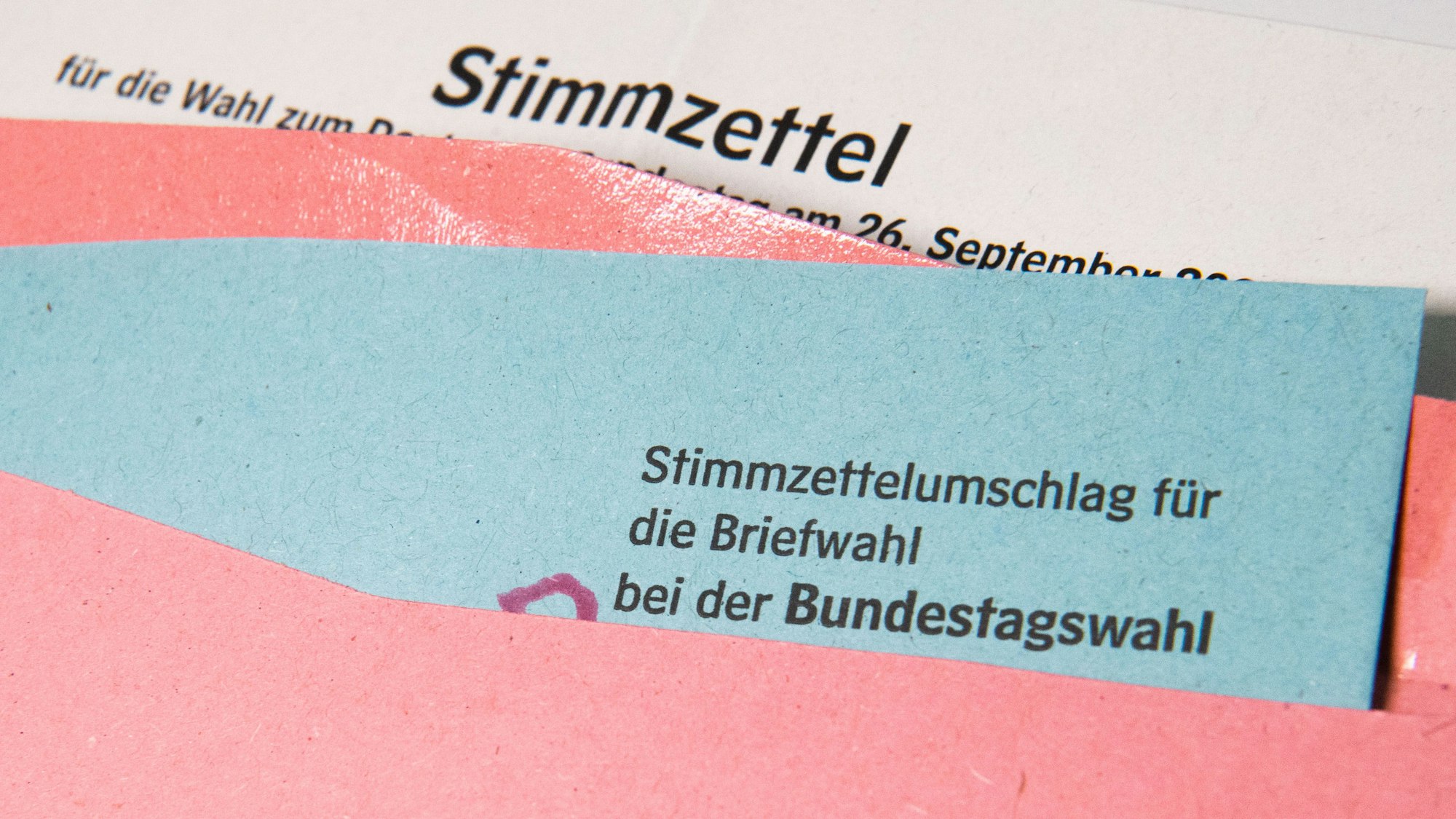 ARCHIV - 18.08.2021, Niedersachsen, Hannover: ILLUSTRATION - Ein Muster eines Stimmzettelumschlags für die Briefwahl bei der Bundestagswahl
