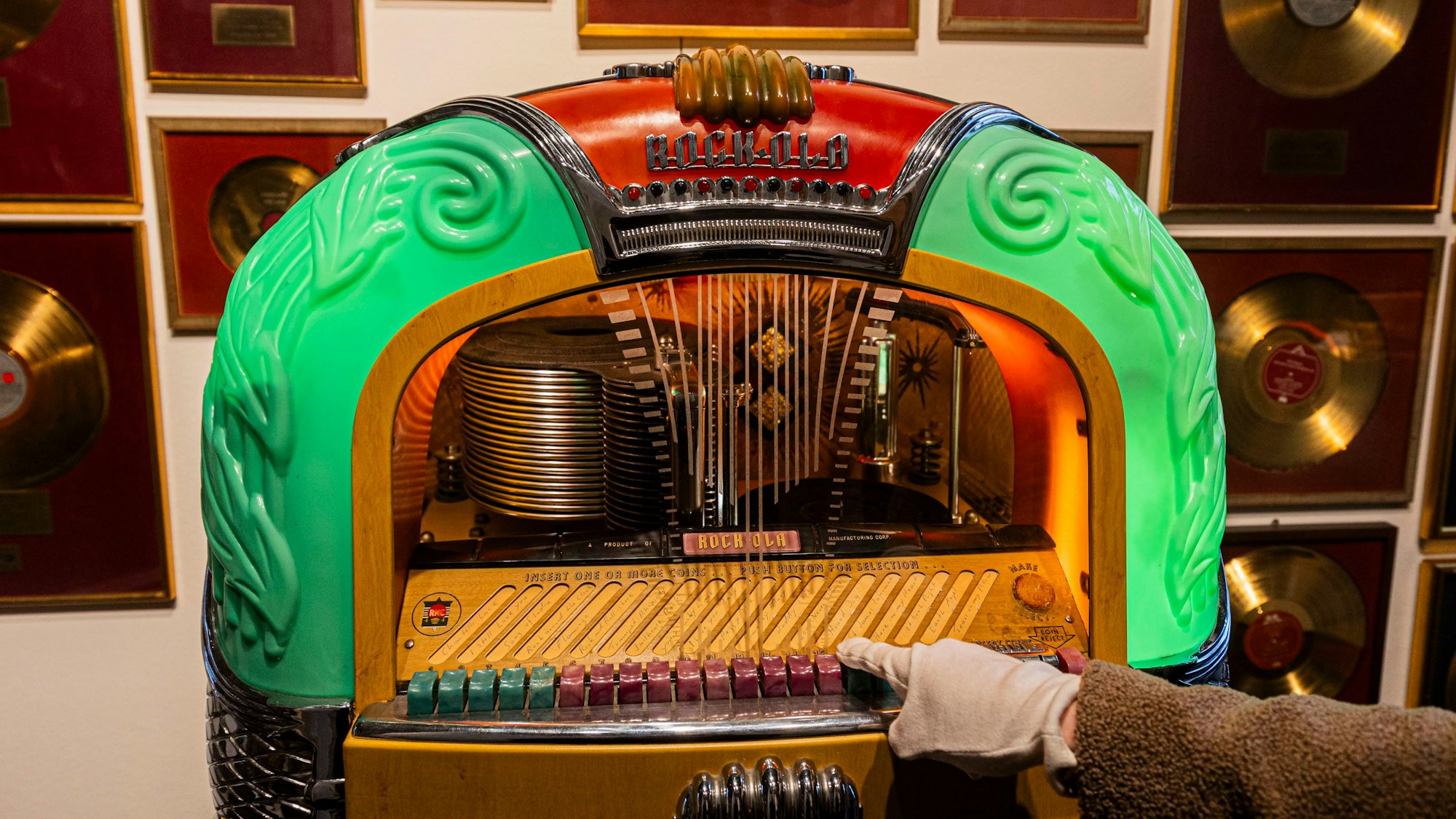 Udo Jürgens Nachlass wird in Köln bei Sothebys versteigert, darunter auch eine Jukebox von 1948.