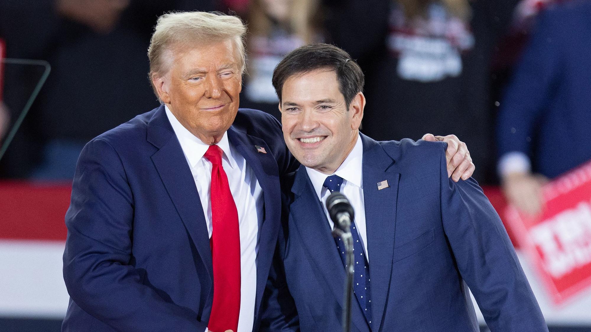 Donald Trump zusammen mit Marco Rubio bei einem Wahlkampfauftritt. (Archivbild)