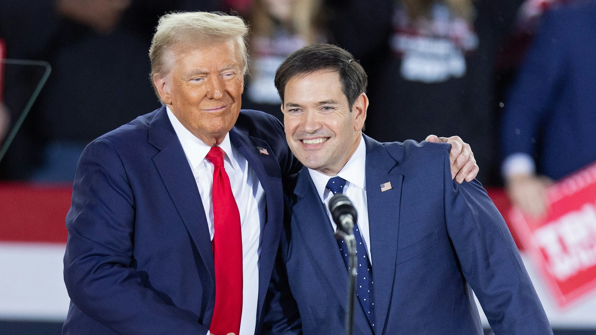 Donald Trump zusammen mit Marco Rubio bei einem Wahlkampfauftritt. (Archivbild)