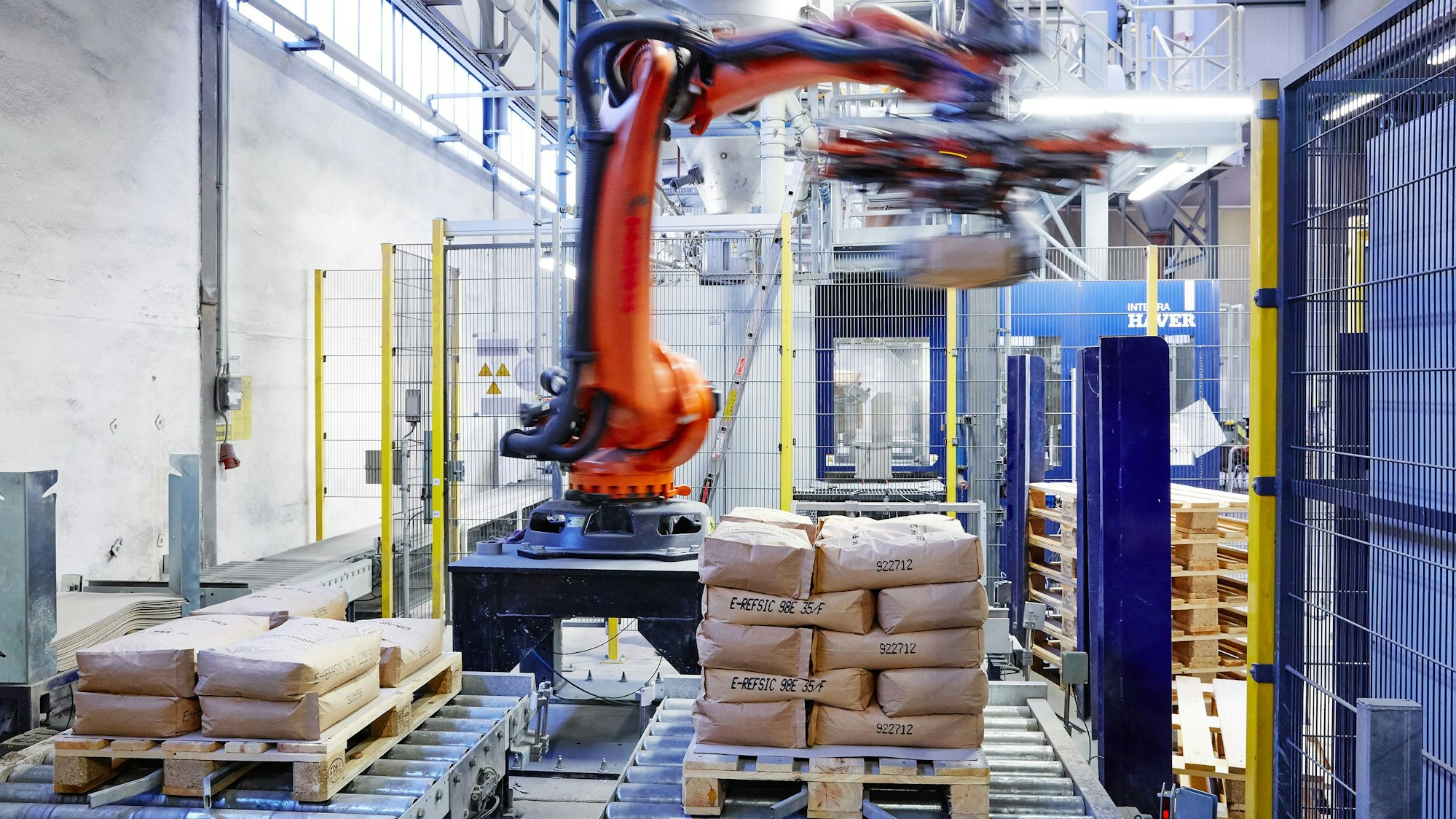 Auf dem Bild ist eine Produktionshalle zu sehen.