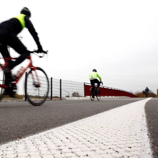 Das Bild zeigt einen Radschnellweg mit zwei Radfahrern.