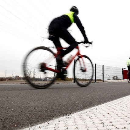 Das Bild zeigt einen Radschnellweg mit zwei Radfahrern.