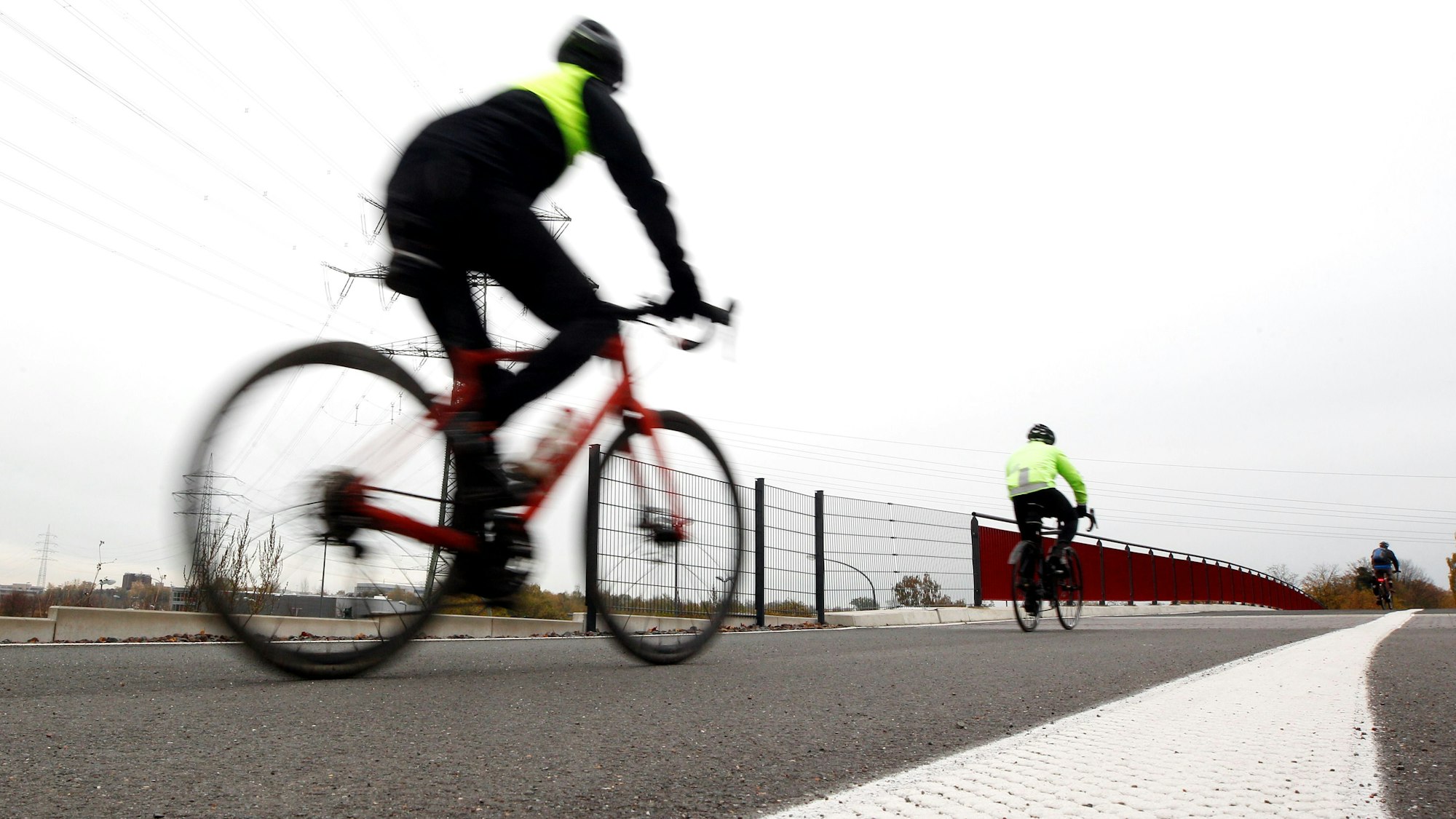 Das Bild zeigt einen Radschnellweg mit zwei Radfahrern.