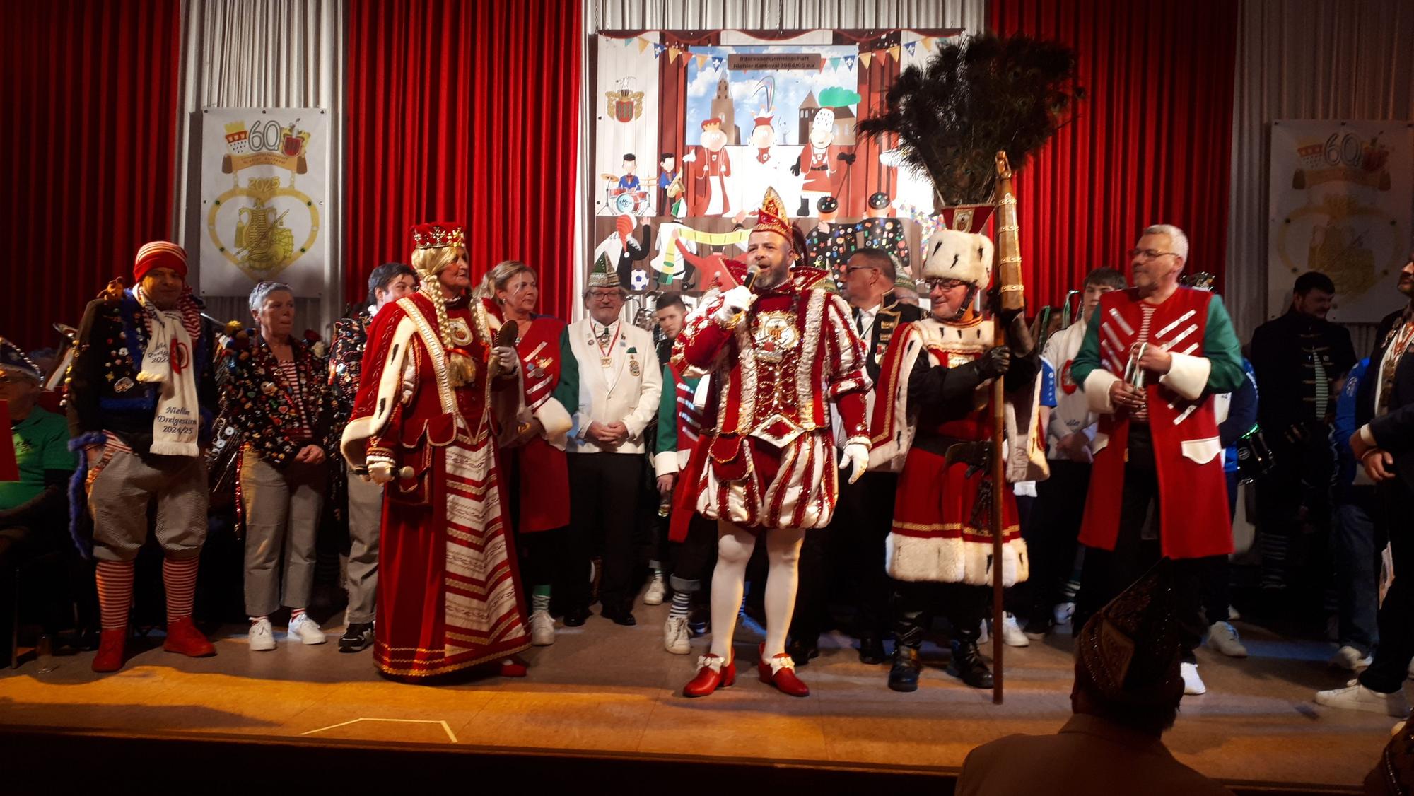 Jungfrau Rosi, Prinz Dimi I. und Bauer Schösch auf der Bühne im Pfarrheim St. Katharina.