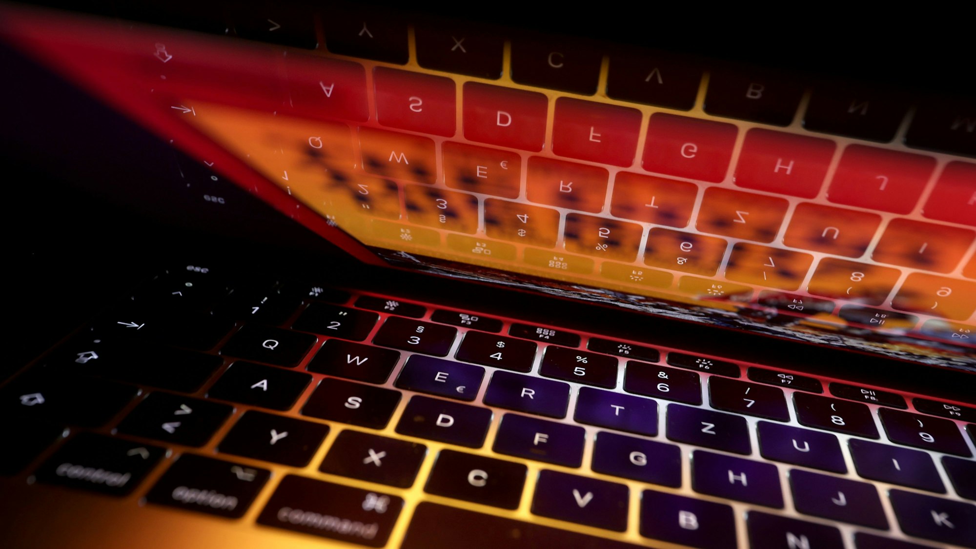 Die Tastatur eines Laptops spiegelt sich auf dem Bildschirm des Computers.