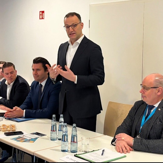 Auf dem Bild sind vier männliche CDU-Mitglieder zu sehen.