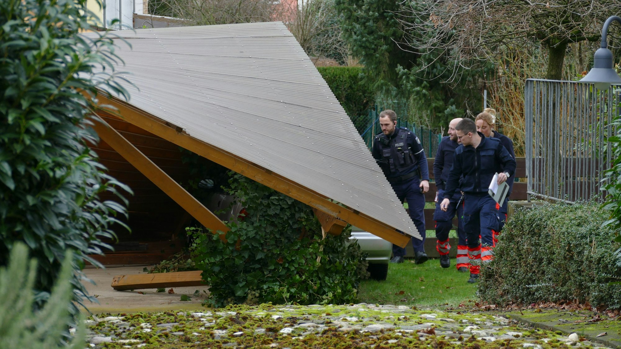 Ein eingestürzter Carport.