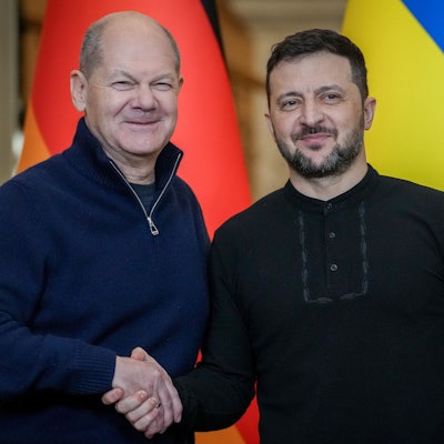 dpatopbilder - 02.12.2024, Ukraine, Kiew: Wolodymyr Selenskyj (r), Präsident der Ukraine, und Bundeskanzler Olaf Scholz (SPD) geben sich nach einem gemeinsamen Treffen und einer Pressekonferenz die Hände. Foto: Kay Nietfeld/dpa +++ dpa-Bildfunk +++