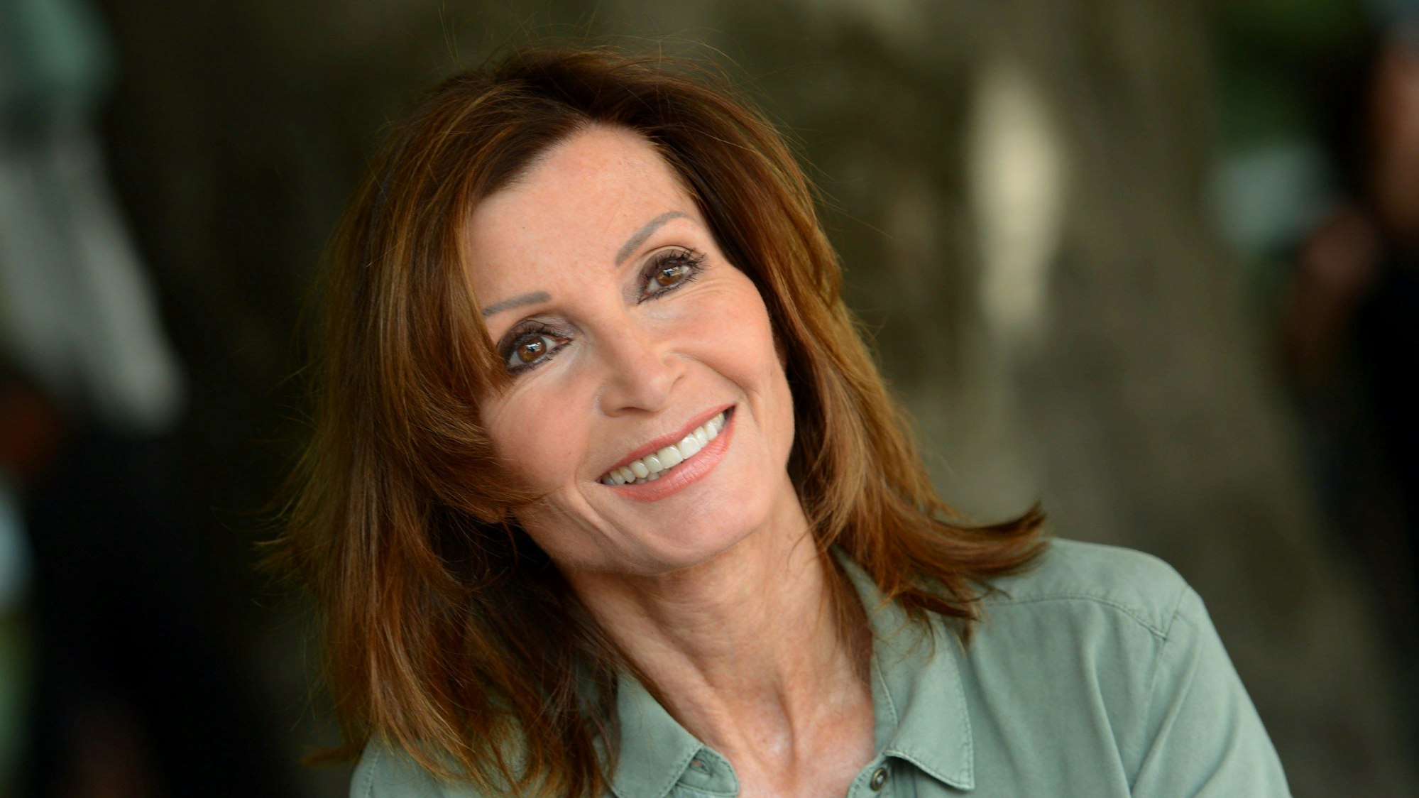 Susanne Uhlen lacht bei einem Interview.