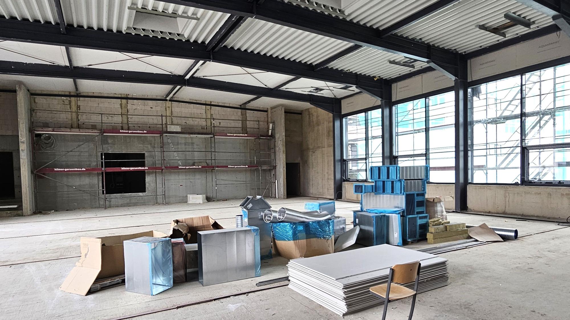 Blick auf die Träger und den Beton in der Aula.