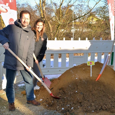 Elmar Müller, Barbara Gardner, Sacha Reichelt und Nikolaos Pantios stehen mit Schaufel an einem Hügel ausgehobener Erde.