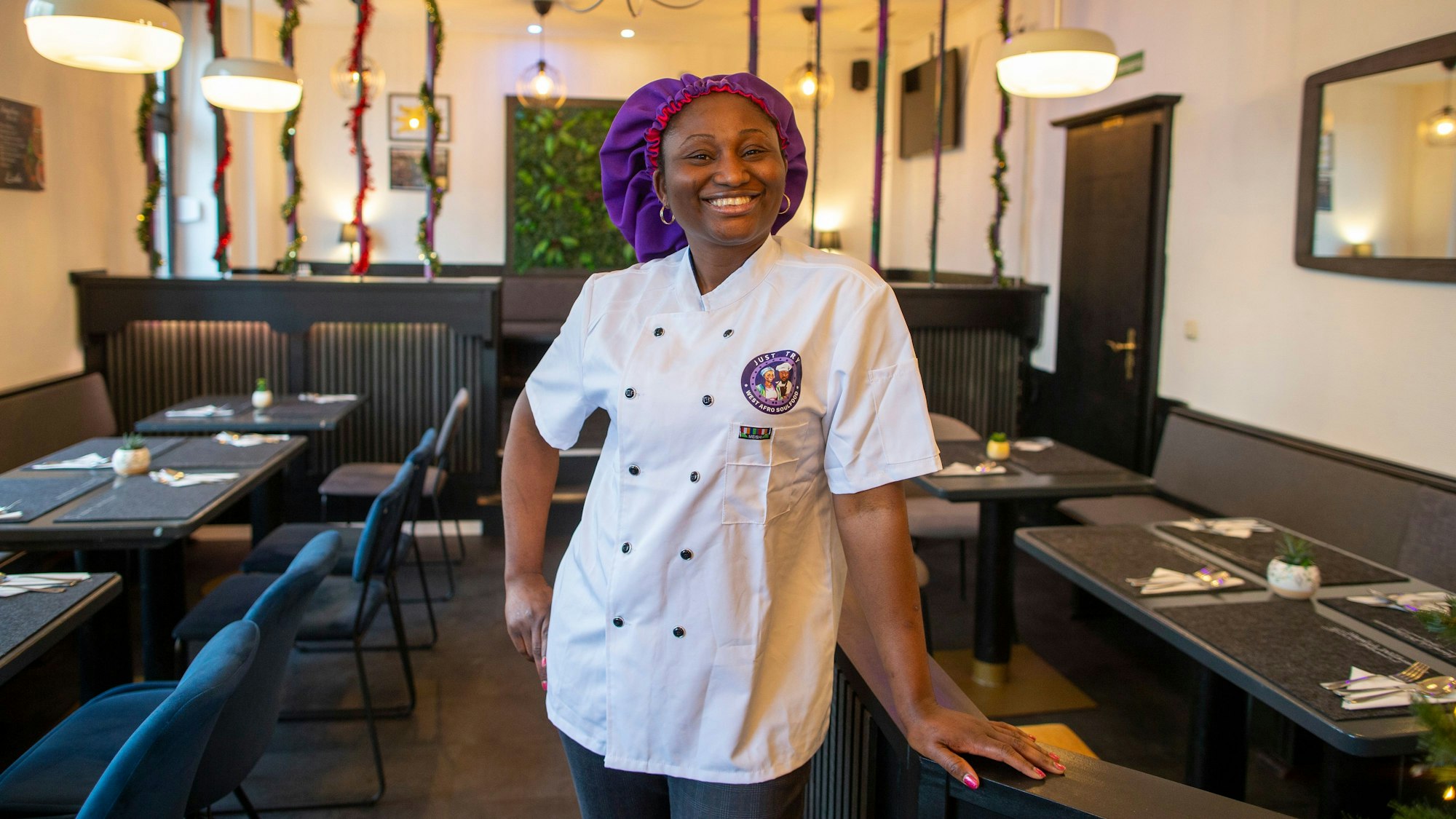 Herzliche Gastgeberin: Edith Oeynhausen-Iyamu betreibt„ Just Try West Afro Soul Food“ mit ihrem Ehemann Ricky Tomson-Ogbebor.