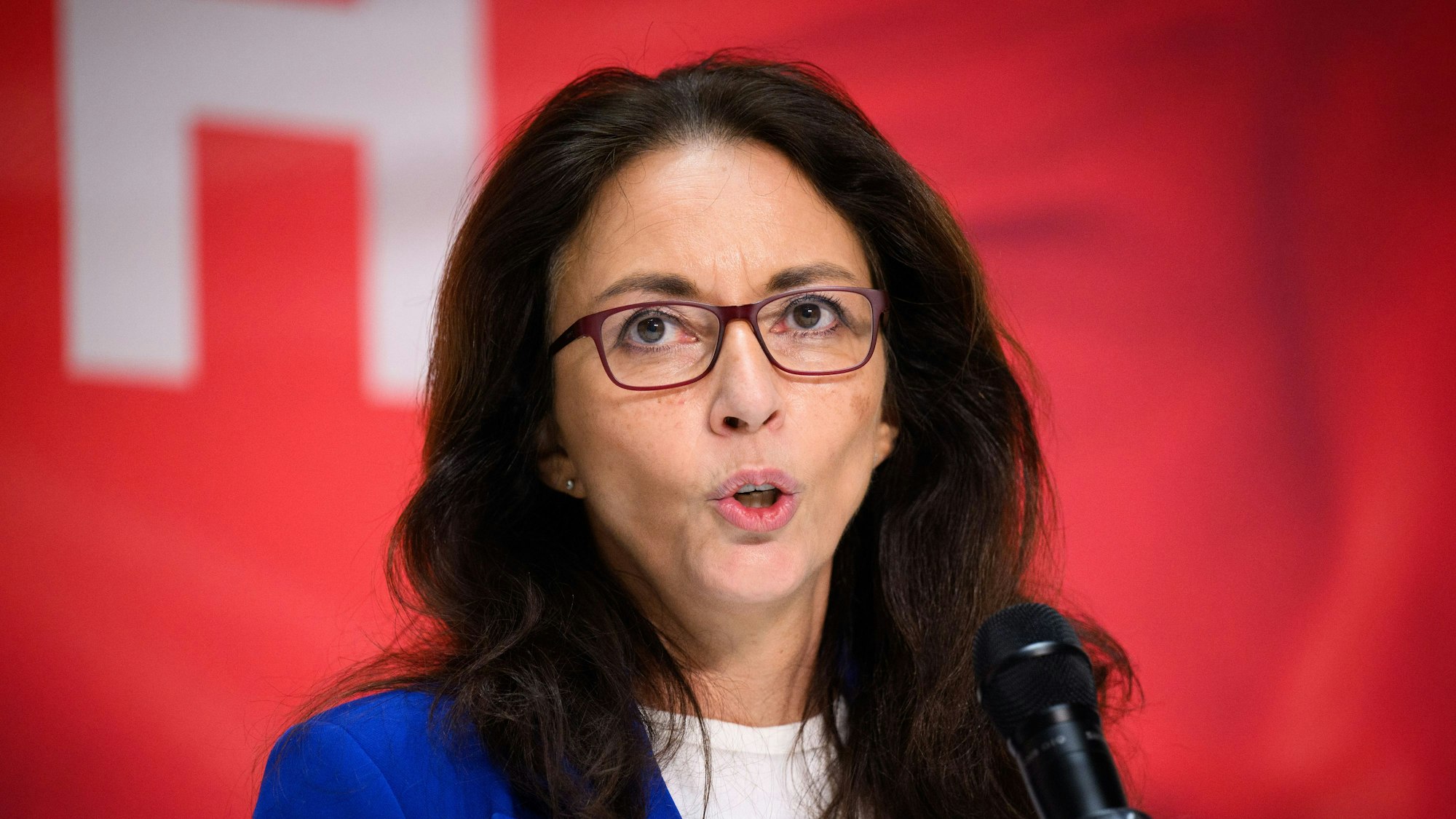 15.01.2025, Berlin: Yasmin Fahimi, Vorsitzende des Deutschen Gewerkschaftsbundes (DGB), äußert sich anlässlich der DGB-Bundesvorstandsklausur in der DGB-Zentrale